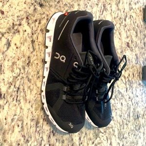 OC- Cloud women size 6- never worn